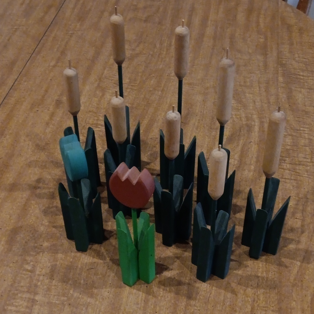 Wooden cattails and tulips - Picture 2 of 5